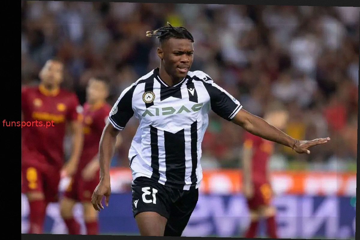 Roma busca Destiny Udogie, mas negócio com Tottenham promete ser complexo